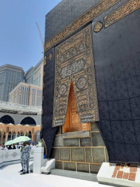 Kabe 'nin güzel manzarası ve Mekke' deki Mescidi Haram 'daki Kabe' nin girişi..