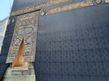 Kabe 'nin güzel manzarası ve Mekke' deki Mescidi Haram 'daki Kabe' nin girişi..