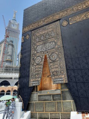Kabe 'nin güzel manzarası ve Mekke' deki Mescidi Haram 'daki Kabe' nin girişi..