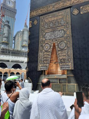 Kabe 'nin güzel manzarası ve Mekke' deki Mescidi Haram 'daki Kabe' nin girişi..