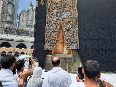 Kabe 'nin güzel manzarası ve Mekke' deki Mescidi Haram 'daki Kabe' nin girişi..