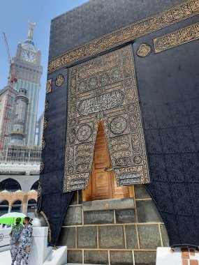 Kabe 'nin güzel manzarası ve Mekke' deki Mescidi Haram 'daki Kabe' nin girişi..