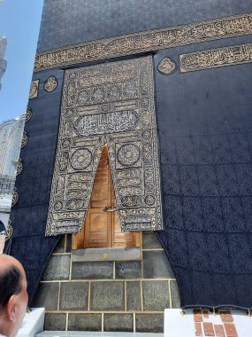 Kabe 'nin güzel manzarası ve Mekke' deki Mescidi Haram 'daki Kabe' nin girişi..