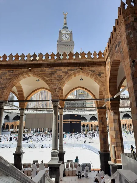 Посетители Мира Перед Пятничной Молитвой Исполняют Таваф Мечети Аль Харам — стоковое фото