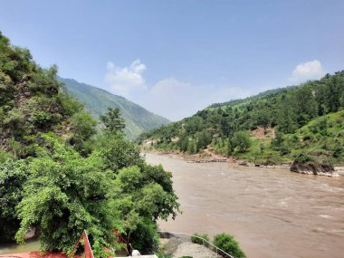 Pakistan yeşil vadiler, yüksek dağlar ve uzun nehirlerle dolu güzel bir ülkedir. Pakistan 'ın doğal güzelliği dünyanın her yerinden insanları cezbediyor..