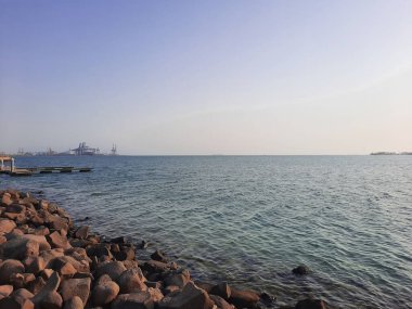 Jeddah Corniche 'de sakin bir akşamın güzel bir manzarası. Jeddah Corniche, Suudi Arabistan 'ın başkenti Jeddah' da yer alan bir kıyı bölgesidir. Kızıl Deniz kıyısında yer almaktadır..