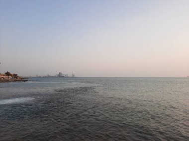 Jeddah Corniche 'de sakin bir akşamın güzel bir manzarası. Jeddah Corniche, Suudi Arabistan 'ın başkenti Jeddah' da yer alan bir kıyı bölgesidir. Kızıl Deniz kıyısında yer almaktadır..