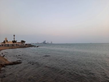 Jeddah Corniche 'de sakin bir akşamın güzel bir manzarası. Jeddah Corniche, Suudi Arabistan 'ın başkenti Jeddah' da yer alan bir kıyı bölgesidir. Kızıl Deniz kıyısında yer almaktadır..
