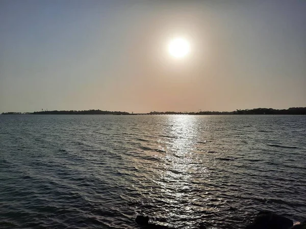 吉达壁龛上的黄昏和日落美景 吉达科利奇 Jeddah Corniche 也被称为吉达滨水区 是沙特阿拉伯吉达市的一个沿海地区 位于红海沿岸 — 图库照片