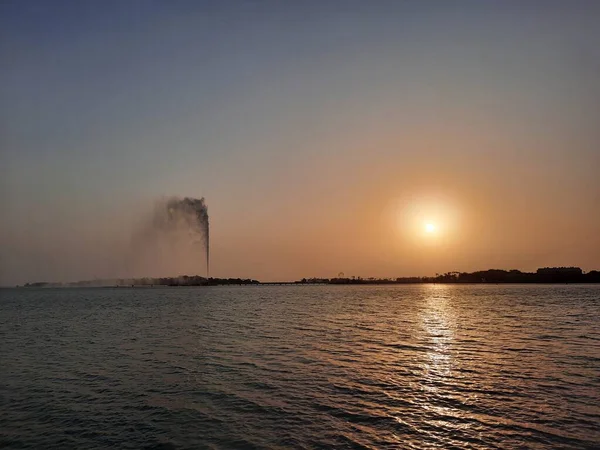 吉达壁龛上的黄昏和日落美景 吉达科利奇 Jeddah Corniche 也被称为吉达滨水区 是沙特阿拉伯吉达市的一个沿海地区 位于红海沿岸 — 图库照片