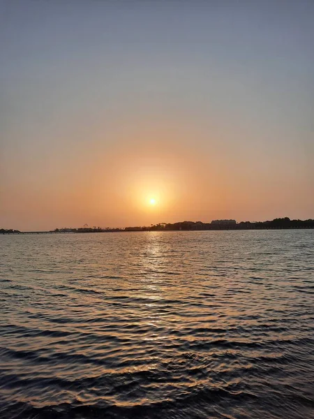 Jeddah Cornicheの夜と日没の美しい景色 ジェッダ コルニッチ ジェッダ コルニッチ ジェッダ ウォーターフロント サウジアラビアのジェッダ市の沿岸地域である 紅海沿いにあります — ストック写真