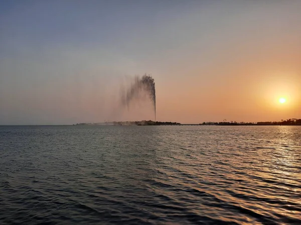 吉达壁龛上的黄昏和日落美景 吉达科利奇 Jeddah Corniche 也被称为吉达滨水区 是沙特阿拉伯吉达市的一个沿海地区 位于红海沿岸 — 图库照片