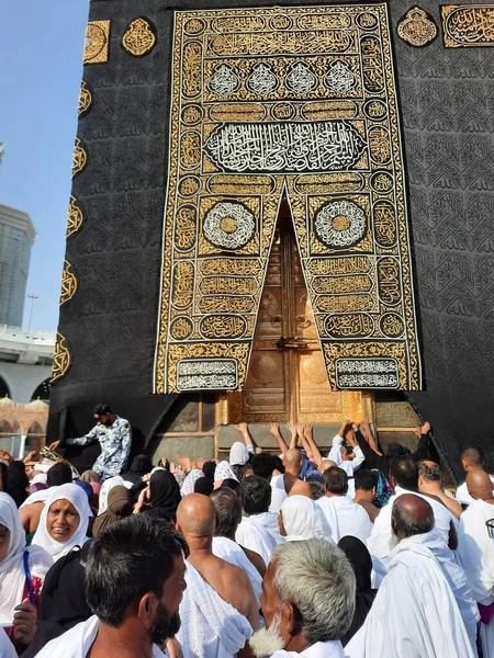 Большое Количество Паломников Дверей Каабы Мечеть Аль Харам Мекка — стоковое фото