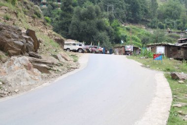 Neelum Vadisi 'nin çarpıcı güzelliği, Kashmir. Neelum Vadisi doğal güzelliği, yeşil vadileri, yüksek dağları ve güzel kristal berrak su nehirleriyle ünlüdür..
