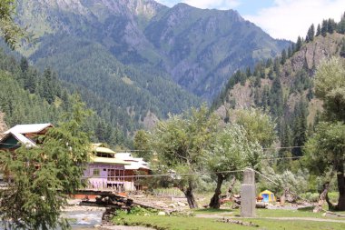 Neelum Vadisi 'nin çarpıcı güzelliği, Kashmir. Neelum Vadisi doğal güzelliği, yeşil vadileri, yüksek dağları ve güzel kristal berrak su nehirleriyle ünlüdür..