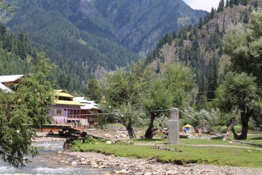 Neelum Vadisi 'nin çarpıcı güzelliği, Kashmir. Neelum Vadisi doğal güzelliği, yeşil vadileri, yüksek dağları ve güzel kristal berrak su nehirleriyle ünlüdür..