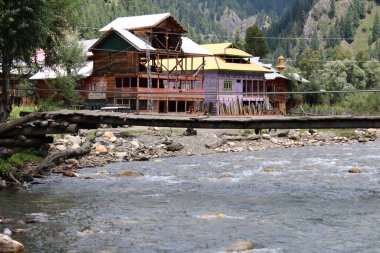 Neelum Vadisi 'nin çarpıcı güzelliği, Kashmir. Neelum Vadisi doğal güzelliği, yeşil vadileri, yüksek dağları ve güzel kristal berrak su nehirleriyle ünlüdür..