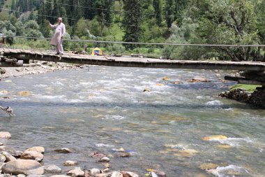 Neelum Vadisi 'nin çarpıcı güzelliği, Kashmir. Neelum Vadisi doğal güzelliği, yeşil vadileri, yüksek dağları ve güzel kristal berrak su nehirleriyle ünlüdür..