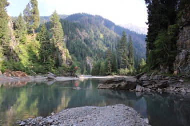 Neelum Vadisi 'nin çarpıcı güzelliği, Kashmir. Neelum Vadisi doğal güzelliği, yeşil vadileri, yüksek dağları ve güzel kristal berrak su nehirleriyle ünlüdür..