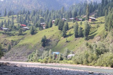 Neelum Vadisi 'nin çarpıcı güzelliği, Kashmir. Neelum Vadisi doğal güzelliği, yeşil vadileri, yüksek dağları ve güzel kristal berrak su nehirleriyle ünlüdür..