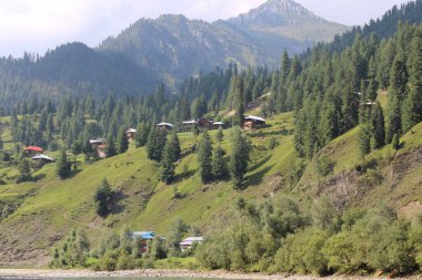 Neelum Vadisi 'nin çarpıcı güzelliği, Kashmir. Neelum Vadisi doğal güzelliği, yeşil vadileri, yüksek dağları ve güzel kristal berrak su nehirleriyle ünlüdür..