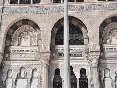 Mekke 'deki Mescid Al Haram' ın güzel dış manzarası. Mescid-i Haram 'ın Mekke' deki inşaatı ve genişlemesi uzun zamandır devam ediyor. Mescid-i Haram 'ın mükemmel inşaatı sayesinde çok güzel bir manzara sergiliyor..