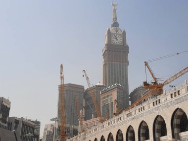 Mekke 'deki Mescid Al Haram' ın güzel dış manzarası. Mescid-i Haram 'ın Mekke' deki inşaatı ve genişlemesi uzun zamandır devam ediyor. Mescid-i Haram 'ın mükemmel inşaatı sayesinde çok güzel bir manzara sergiliyor..