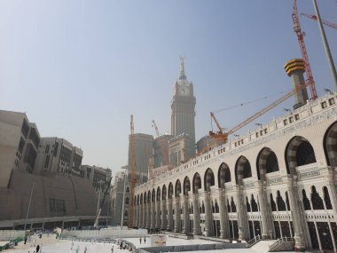 Mekke 'deki Mescid Al Haram' ın güzel dış manzarası. Mescid-i Haram 'ın Mekke' deki inşaatı ve genişlemesi uzun zamandır devam ediyor. Mescid-i Haram 'ın mükemmel inşaatı sayesinde çok güzel bir manzara sergiliyor..