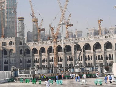 Mekke 'deki Mescid Al Haram' ın güzel dış manzarası. Mescid-i Haram 'ın dış kesiminin de dünyanın dört bir yanından gelen ziyaretçiler için mükemmel tesisleri vardır..