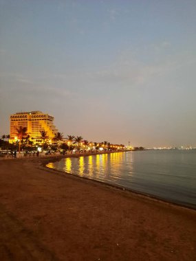 İnanılmaz ve renkli bir gün batımı ve Jeddah Corniche 'de güzel bir akşam..