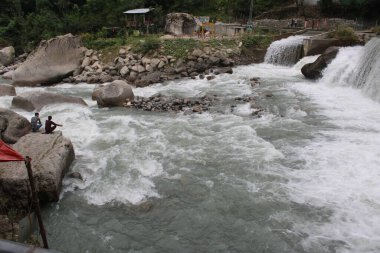 Kutton Şelalesi Neelam Vadisi 'ndeki en güzel şelaledir. Kutton Şelalesi yemyeşil dağlarla çevrili berrak sulardan oluşan bir şelaledir. Bu şelalenin hızlı akışı izleyiciyi büyülüyor..