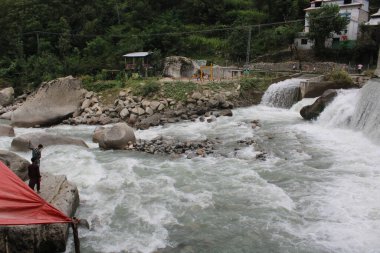 Kutton Şelalesi Neelam Vadisi 'ndeki en güzel şelaledir. Kutton Şelalesi yemyeşil dağlarla çevrili berrak sulardan oluşan bir şelaledir. Bu şelalenin hızlı akışı izleyiciyi büyülüyor..