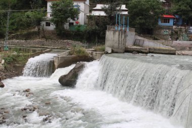 Kutton Şelalesi Neelam Vadisi 'ndeki en güzel şelaledir. Kutton Şelalesi yemyeşil dağlarla çevrili berrak sulardan oluşan bir şelaledir. Bu şelalenin hızlı akışı izleyiciyi büyülüyor..