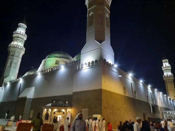 Прекрасный Вид Минареты Купол Мечети Куба Медине Саудовская Аравия Ночью — стоковое фото