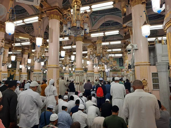 Vacker Utsikt Över Rawdah Masjid Nabawi Madinah Muslimska Pilgrimer Sitter — Stockfoto