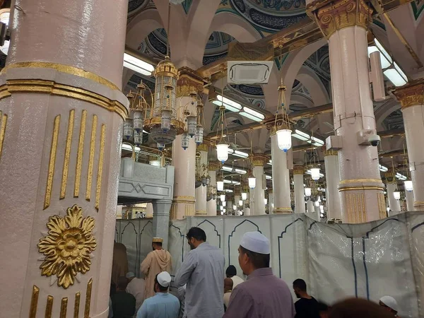 Piękny Widok Nocy Rawdah Masjid Nabawi Madinah Muzułmańscy Pielgrzymi Siedzą — Zdjęcie stockowe