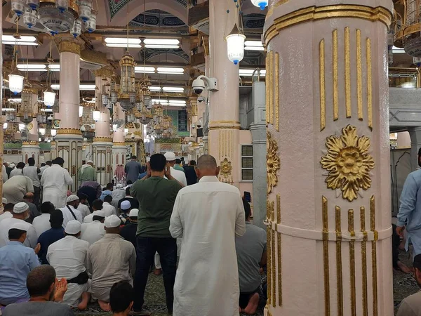 Vacker Utsikt Över Rawdah Masjid Nabawi Madinah Muslimska Pilgrimer Sitter — Stockfoto