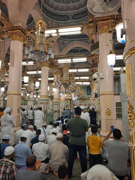 Hermosa Vista Nocturna Rawdah Masjid Nabawi Madinah Los Peregrinos Musulmanes — Foto de Stock