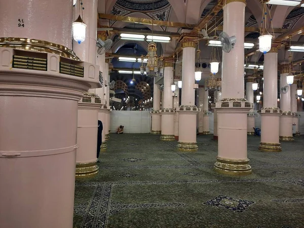 Vacker Utsikt Över Rawdah Masjid Nabawi Madinah Muslimska Pilgrimer Sitter — Stockfoto