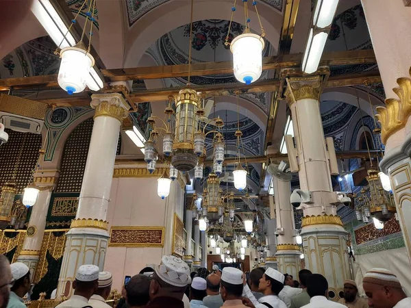 イスラム教徒の巡礼者はMasjid Nabawi MadinahのRoza Rasoolを訪れる予定です — ストック写真