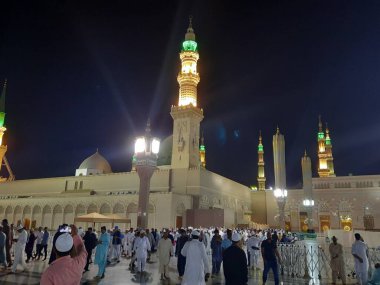 Mescid Al Nabawi 'nin güzel manzarası, Madinah yeşil kubbesi, yüksek minareler ve gece camisi. Cami, gece ışıklarında güzel bir sahne sunar..
