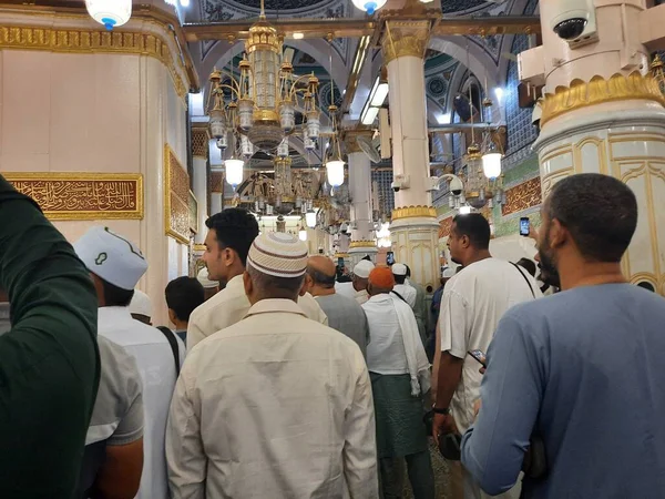 Peregrinos Musulmanes Van Visitar Roza Rasool Masjid Nabawi Madinah — Foto de Stock