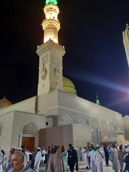 Hermosa Vista Masjid Nabawi Cúpula Verde Madinah Altos Minaretes Mezquita —  Fotos de Stock