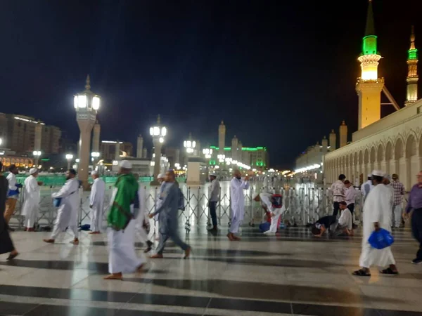 Паломники Мира Собираются Ночью Внешнем Дворе Мечети Аль Набави Масджид — стоковое фото
