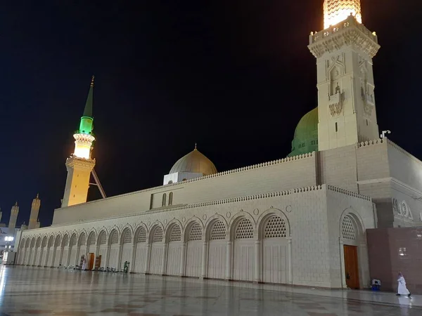 Gyönyörű Kilátás Masjid Nabawi Madinah Zöld Kupola Magas Minaretek Mecset — Stock Fotó