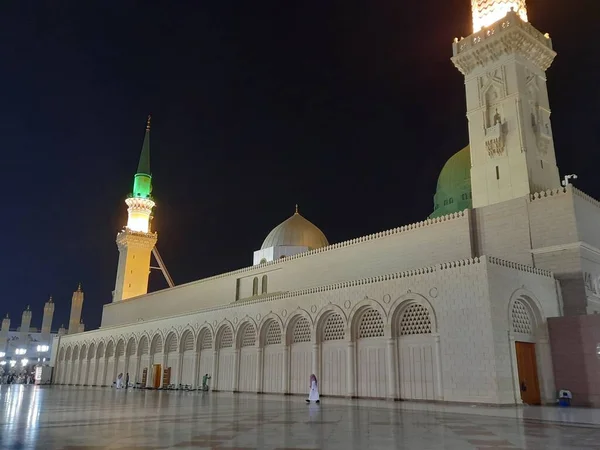 Masjid Nabawi Madinah緑のドーム 高いミナレット 夜のモスクの美しい景色 モスクは 夜の光の中で美しいシーンを提示します — ストック写真