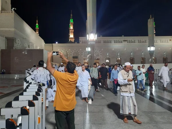 Pilgrimer Från Hela Världen Samlas Masjid Nabawis Yttre Gårdsplan Natten — Stockfoto