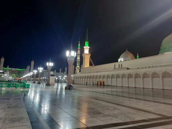 Hermosa Vista Masjid Nabawi Cúpula Verde Madinah Altos Minaretes Mezquita —  Fotos de Stock