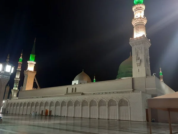 Prachtig Uitzicht Masjid Nabawi Madinah Groene Koepel Hoge Minaretten Moskee — Stockfoto