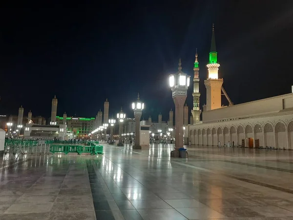 来自世界各地的朝圣者晚上聚集在Masjid Nabawi的外院 Masjid Nabawi Madinah在夜灯中呈现了一个非常美丽的场景 — 图库照片